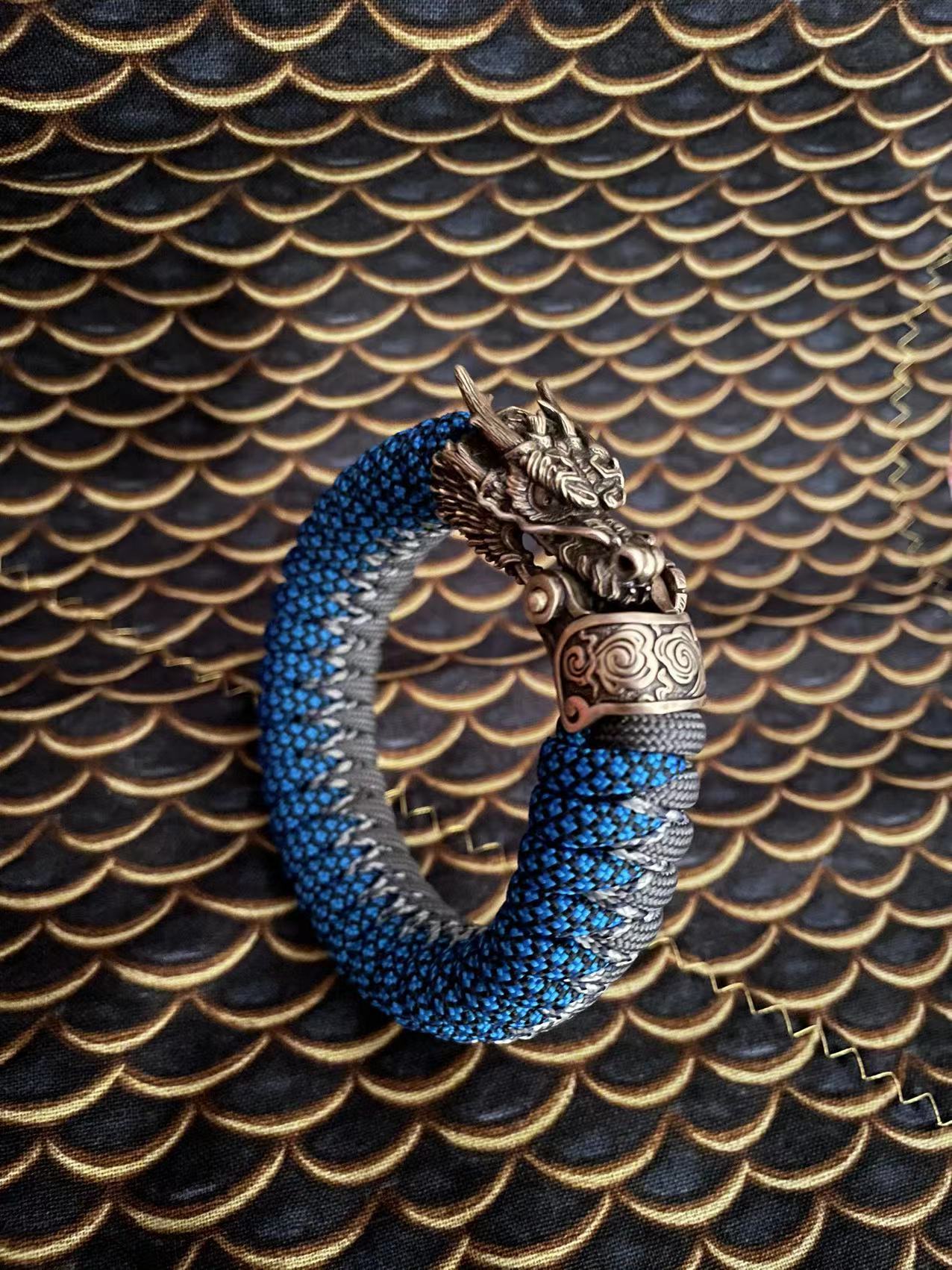 Pulsera tejida a mano