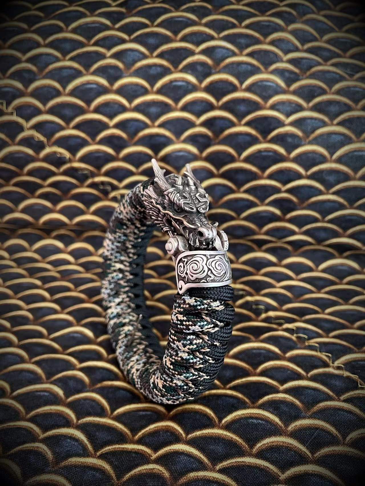 Pulsera tejida a mano