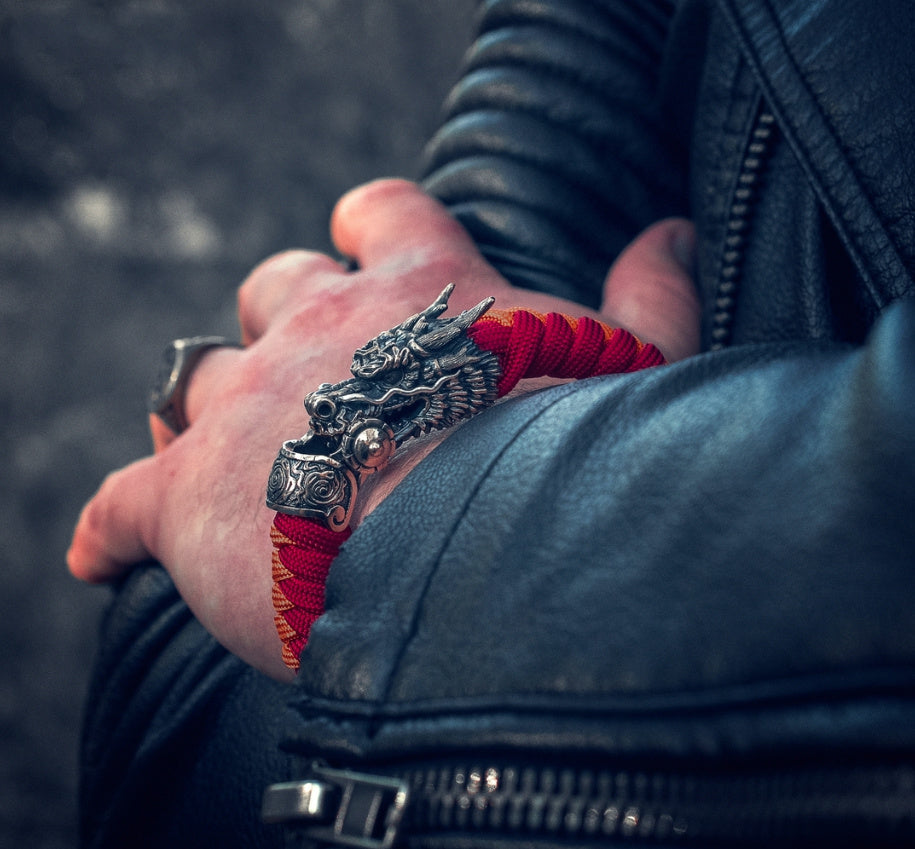 Pulsera tejida a mano