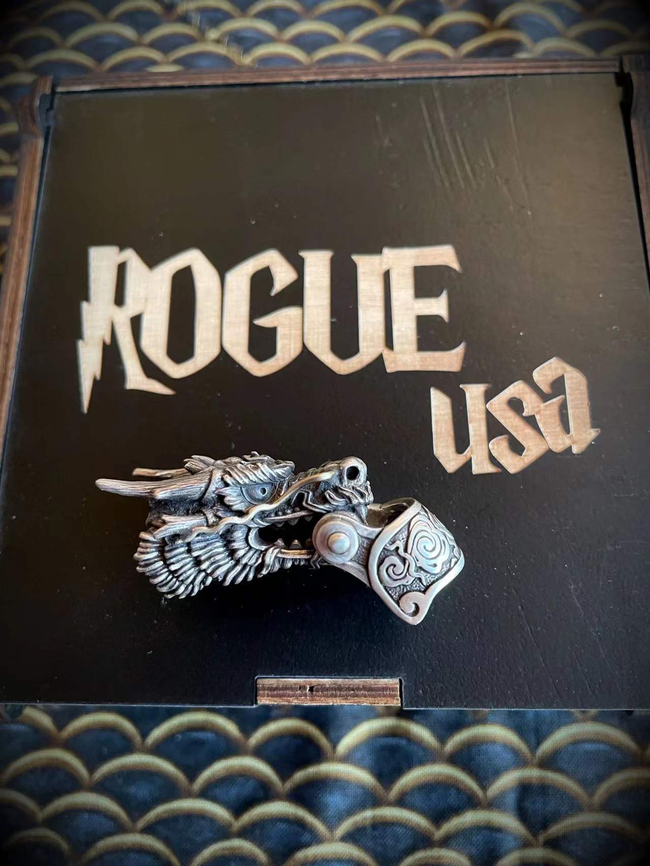 Pulsera tejida a mano